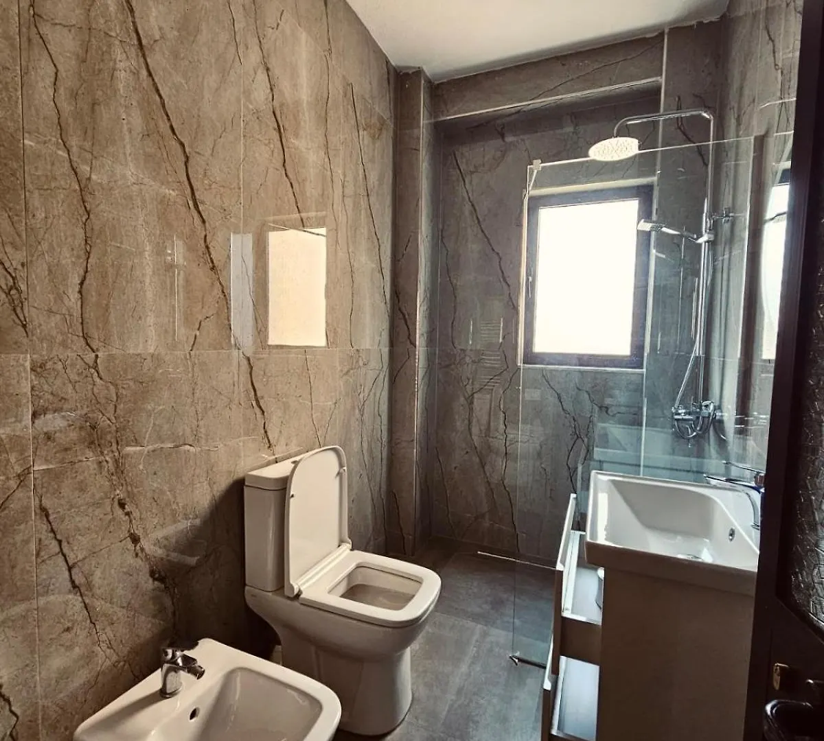 Hi5 Rooms Tiran 0*,  Arnavutluk
